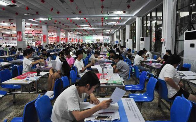 大型企業(yè)員工食堂就餐現(xiàn)場圖片
